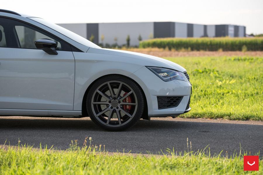 Детали экстерьера Seat Leon Cupre on Vossen Wheels (VFS1) 2017 года  (фото 3 из 23)
